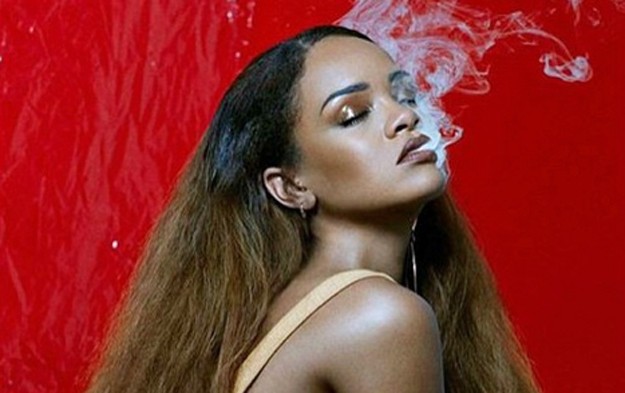 Rihanna e seu cigarrinho (Foto: Reprodução/Instagram)