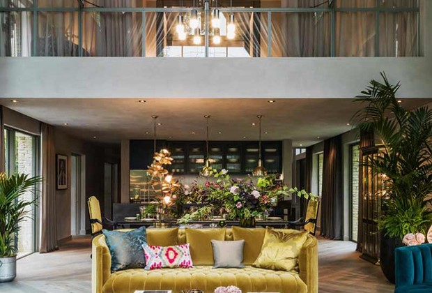 A sala da casa de campo, uma colaboração de Kate Moss com o designer e amigo John Hitchcox (Foto: Divulgação / Yoo)