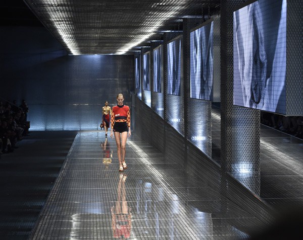 Miuccia fez uma série de vídeos para o desfile da Prada, cuja coleção fala sobre passado e futuro (Foto: Getty Images)