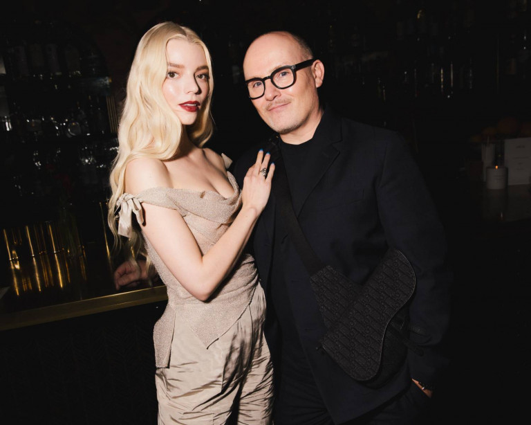 Anya Taylor-Joy e Peter Philips – Foto: Divulgação Rouge Dior, o icônico batom da Dior,