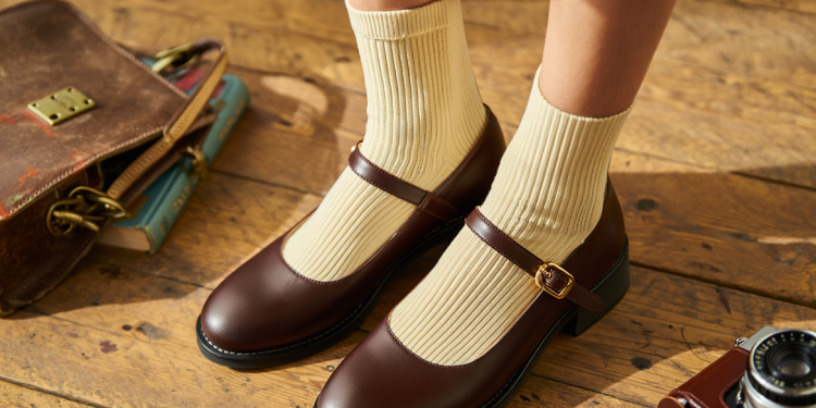 Tendência sapatilha com meia cresce no fim de 2025 e promete dominar 2026 - Mural Fashion